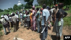 Les anciens combattants et réfugiés de l'association Toumba Yere, qui rassemble des chrétiens et des musulmans, des ex-combattants et des réfugiés et qui fait partie du cadre DDR (désarmement, démobilisation et réintégration), attendent l'arrivée d'une dé