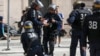 Des policiers assistent un homme blessé dans des affrontements dans le centre de Marseille, France, 11 juin 2016. (AP Photo / Darko Bandic)