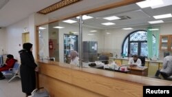 ภาพภายในที่ทำการของ UNRWA ในเขตปกครองปาเลสไตน์ ที่กำลังเสี่ยงที่จะถูกปิดตัว หลังอิสราเอลกล่าวหาว่า มีจนท.บางรายเกี่ยวข้องกับกลุ่มฮามาส