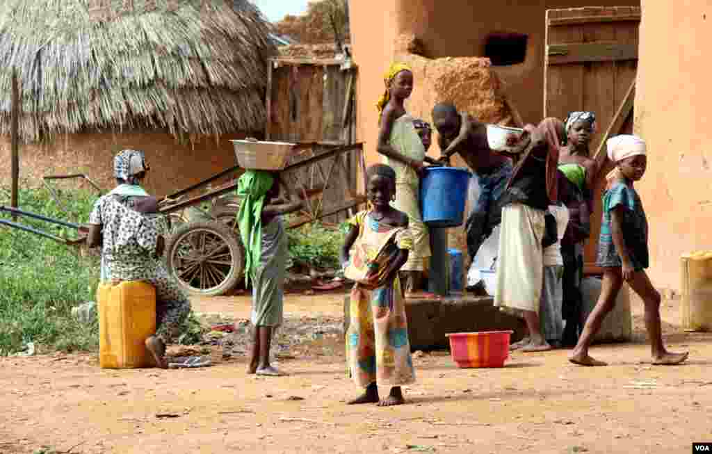 Nhân viên y tế tìm kiếm người sống sót sau cuộc không kích của chính phủ vào quận Tariq al-Bab thuộc thành phố Aleppo, miền bắc Syria.