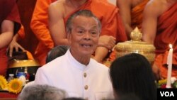 រូប​ឯកសារ៖ លោក​បណ្ឌិត ទន់ សុវណ្ណ អតីត​ប្រធាន​ពុទ្ធិកសមាគម​ខ្មែរ​​នៃ​វត្ត​ពុទ្ធិការាម គឺជា​មេដឹកនាំ​សហគមន៍​ម្នាក់​​ដែល​​បាន​ចំណាយ​ពេល​ជាង​៤០​ឆ្នាំ​បម្រើ​ការងារ​ដោយ​ស្ម័គ្រចិត្ត​ដើម្បី​កសាង​សមាគម​វត្ត និង​សហគមន៍​ខ្មែរ​នៅ​ក្នុង​តំបន់​រដ្ឋធានី​វ៉ាស៊ីនតោន។ (ទែន សុខស្រីនិត/វីអូអេ)