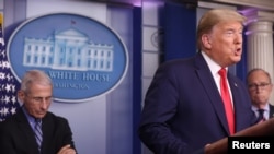 美国总统特朗普带领美国新型冠状病毒工作组在白宫每日新闻简报会上发表讲话。（2020年3月24日）