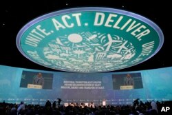 ប្រធានអង្គការសហប្រជាជាតិផ្នែកអាកាសធាតុលោក Simon Stiell ថ្លែងនៅក្នុងកិច្ចប្រជុំមួយនៃសន្និសីទអង្គការសហប្រជាជាតិស្តីពីការប្រែប្រួលអាកាសធាតុ COP28 នៅទីក្រុង Dubai ប្រទេសអេមីរ៉ាតអារ៉ាប់រួម កាលពីថ្ងៃទី ២ ខែធ្នូ ឆ្នាំ២០២៣។