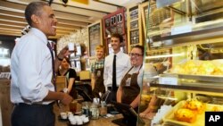 Presiden AS Barack Obama mencoba kopi Ethiopia di kedai Parkville Coffee dalam kunjungan kejutan sepanjang Main Street di Parkville, Missouri, 2014. (AP/Jacquelyn Martin)