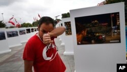 Savas Altay menangis saat mengunjungi pameran yang menunjukkan berbagai foto kudeta 15 Juli 2016 yang gagal.