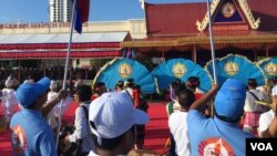 រូបឯកសារ៖ ការសម្តែងរបាំប្រពៃណីនៅក្នុងពិធីប្រារព្ធខួបអនុស្សាវរីយ៍លើកទី៦៦ ថ្ងៃបង្កើតគណបក្សប្រជាជនកម្ពុជា ក្នុងរាជធានីភ្នំពេញ នៅថ្ងៃទី២៨ ខែមិថុនា ឆ្នាំ២០១៧។ (ហ៊ុល រស្មី/វីអូអេ)