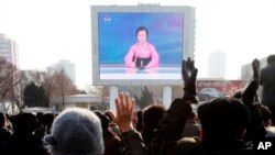 6일 북한 평양 기차역 광장에서 주민들이 4차 핵실험 실시 관련 발표를 보고 있다.