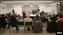 កិច្ច​ពិភាក្សា​តុ​មូល​រំលឹក​ខួប​២៧​ឆ្នាំ​នៃ​កិច្ច​ព្រមព្រៀង​សន្តិភាព​ទីក្រុង​ប៉ារីស រៀបចំ​ដោយ​មហាសន្និបាត​កំពូល​ខ្មែរ​ឯនាយ​សមុទ្រ​នៅ​ឯ​បណ្ណាល័យ​សាធារណៈ​Cleveland Park Library ក្នុង​រដ្ឋធានី​វ៉ាស៊ីនតោន​ ​ថ្ងៃ​ទី២៧ ខែ​តុលា​ ឆ្នាំ​២០១៨។ (សាយ មុន្នី/VOA)