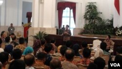 Presiden Joko Widodo bertemu Kepala Badan Pengawas Pemilu (Bawaslu) seluruh Indonesia, di Istana Negara, Selasa 24/2 (foto: VOA/Iris Gera).