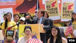 지난해 7월 '북한의 자유를 위한 미주한인교회연합( KCC)' 주최로 의회 서편 잔디밭에서 열린 북한 인권 행사에서 에드 로이스 미 하원 외교위원장이 연설하고 있다. (자료사진)