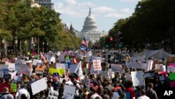 Demonstranti marširaju avenijom Pensilvanija ka zgradi Vrhovnog suda, 17. oktobra 2020.