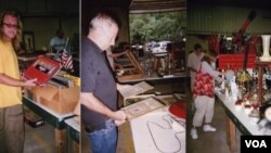 Max Bovis (kiri), John Raccuglia (tengah) dan Brooke Logan melihat-lihat barang-barang di acara Lelang di Crumpton, Maryland.