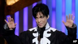Prince pada saat menerima penghargaan untuk artis terbaik di NAACP Image Awards ke-38 di Los Angeles, 2 Maret 2007.