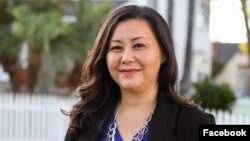 ​អ្នកស្រី ស៊ូលី សារ៉ូ (Suely Saro) បេក្ខនារី​ខ្មែរ​អាមេរិកាំង​រូប​នេះ បានក្លាយជាបេក្ខជន​នាំមុខគេបង្អស់សម្រាប់ការបោះឆ្នោតជ្រើសរើសសមាជិក​​ក្រុមប្រឹក្សា​ក្រុង​ឡុងប៊ិច​ប្រចាំ​សង្កាត់​លេខ ​៦។ រូបថតដកស្រង់ពី​ទំព័រ​ហ្វេសប៊ុក​ផ្លូវ​ការរបស់អ្នកស្រី នៅ​ថ្ងៃ​ទី៥ ខែ​មីនា ឆ្នាំ​២០២០។ 