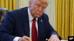 ፋይል፡ ፕሬዘዳንት ትራምፕ ቃለመሃላ በፈጸሙ ቀን ፕሬዘዳንታዊ ትዕዛዞችን ሲፈርሙ