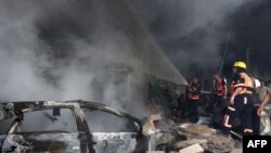 20일 가자시티 소방관들이 이스라엘의 공습으로 일어난 불을 끄고 있다.