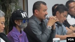 Juru Bicara Masyarakat Peduli Kediri, Ferdinand Hatahaean (tengah), AK (korban) dan sejumlah LSM lainnya dalam konferensi pers tentang pemerkosaan 58 anak oleh pengusaha Kediri, di Hotel Alia, Cikini, Jakarta, Senin (16/5). (VOA/Fathiyah)