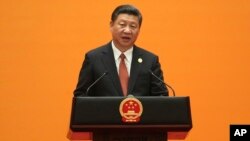 Presiden China Xi Jinping memberikan pidato pada KTT Jalur Sutra di Beijing (14/5).