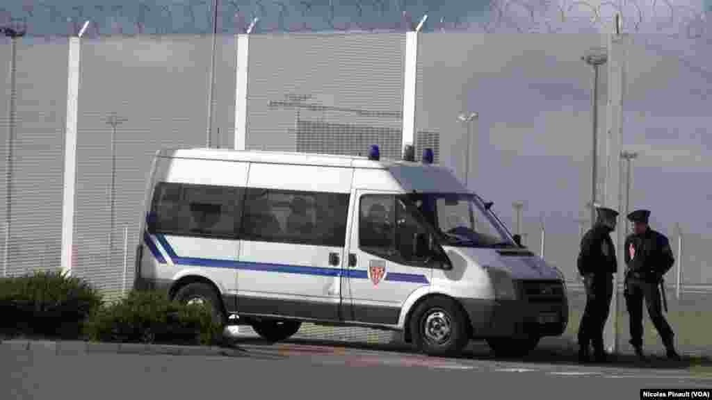 Des policiers patrouillent aux abord du port de Calais qui a été totalement sécurisé, 14 octobre 2015 (Nicolas Pinault/VOA).