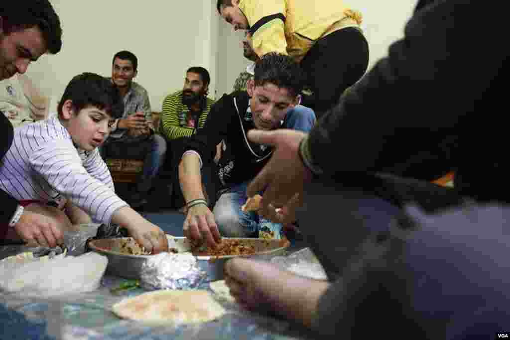 افغانستان میں نئے صدر کے انتخابات کے لیے ووٹ ڈالے جا رہے ہیں۔