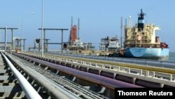 یک نفتکش در پایانه حمل بار پالایشگاه خوزه در ونزوئلا (رویترز، آرشیو)