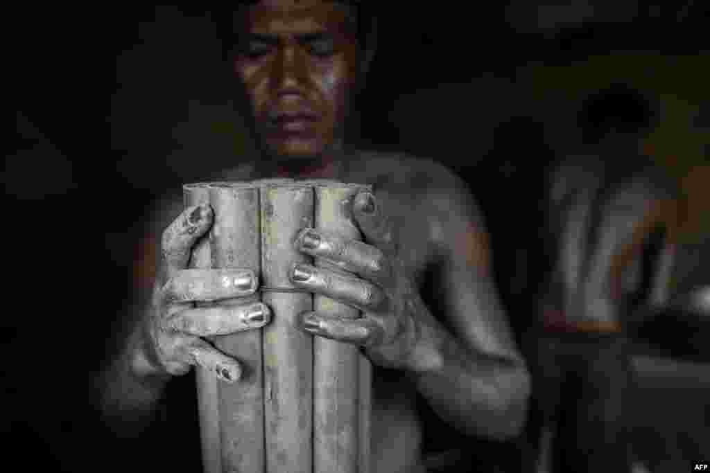 កម្មករ​ម្នាក់​ដែល​ខ្លួន​ពេញ​ទៅដោយម្សៅ​គ្រាប់​កាំភ្លើង​សម្រាប់​ធ្វើ​កាំជ្រួច​សម្រាប់​ការ​អបអរ​ពិធី​បុណ្យ​ចូល​ឆ្នាំ​ថ្មី​​នៅ​ក្នុង​ទីក្រុង​ Bocaue ខេត្ត ​Bulacan ភាគ​ខាងជើងរដ្ឋ​ធានី​ម៉ានីល​ប្រទេស​ហ្វីលីពីន។