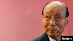 Taipan Hong Kong Run Run Shaw saat menghadiri sebuah upacara penghargaan di Hong Kong. (Foto: Dok)
