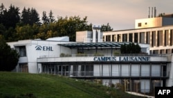 Sekitar 2.500 mahasiswa Sekolah Manajemen Perhotelan EHL Lausanne dikarantina, 23 September 2020, menyusul adanya laporan sejumlah klaster COVID-19 yang diduga berasal dari sejumlah pesta yang digelar di luar kampus. (Foto: Fabrice COFFRINI / AFP)