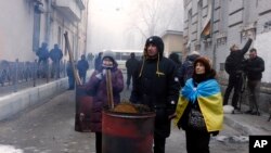 Pendukung mantan Presiden Georgia Mikheil Saakashvili berkumpul di luar kantor polisi tempat di tahan di Kyiv, Ukraina, 9 Desember 2017. 