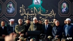Faleh al-Fayyad (tengah), kepala pasukan paramiliter Hashed al-Shaabi-Irak, berbicara saat pemakaman korban tewas sehari sebelumnya dalam serangan AS di Irak barat, di Baghdad Minggu 4 Februari 2024. 