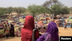 Sejumlah pengungsi asal Darfur, Sudan, tinggal di tenda pengungsi di wilayah perbatasan antara Sudan dan Chad di Borota, Chad, pada 13 Mei 2023. (Foto: Reuters/Zohra Bensemra)