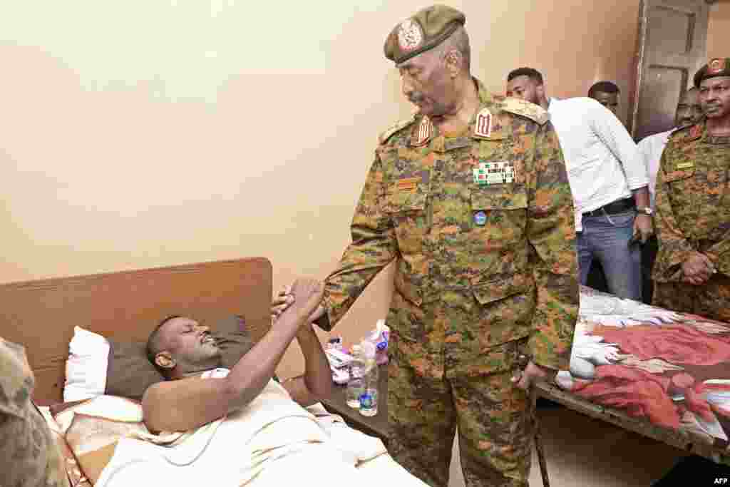 Mkuu wa jeshi la Sudan Jenerali Abdel Fattah al-Burhan awatembelea wanajeshi walojeruhiwa wakiwa hospitali katika kambi ya jeshi la majini la Flamingo, mjini Port Sudan hapo Ogusti 28, 2023.