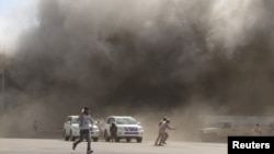 Ledakan dahsyat menghantam bandara di kota Aden, Yaman selatan hari Rabu (30/12) dan menewaskan sedikitnya 22 orang. 