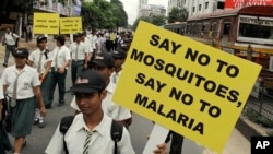 Murid-murid sekolah di India membawa poster turun ke jalan untuk mengadakan rally kesadaran akan penyakit malaria, 7/9/2011(AP Photo/Bikas Das)