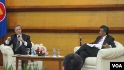 Mantan Menteri Pertahanan AS, William Cohen (kiri) saat berbicara di Jakarta, didampingi Sekjen ASEAN, Surin Pitsuwan, Senin (9/1).