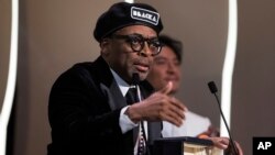 Le réalisateur Spike Lee prend la parole après avoir remporté le Grand Prix du film "BlacKkKlansman" lors de la cérémonie de clôture du 71e festival de Cannes, en France, le 19 mai 2018.