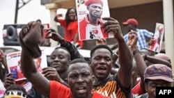 Les partisans du Bobi Wine devant les studios d'enregistrement de Kyagulanyi dans la banlieue de Kamwokya, à Kampala, le 27 août 2018.