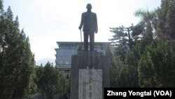 台湾校园常可看见蒋介石铜像 (美国之音张永泰拍摄)
