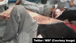 Plus d'une centaine de migrants se sont enfuis d'un camp où ils étaient détenus et torturés par des trafiquants, dans la ville de Bani Walid, dans l'ouest de la Libye, selon l'ONG Médecins sans frontières (MSF), le 25 mai 2018. (Twitter/MSF)