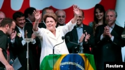 Presiden Brazil dan kandidat presiden dari Partai Pekerja (PT), Dilma Rousseff, dalam konferensi pers mengenai hasil pemilu di Brasilia (26/10). (Reuters/Ueslei Marcelino)