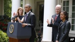 奥巴马总统2013年6月5日提名现任美国驻联合国大使苏珊•赖斯（右），接替将在7月份辞职的汤姆•多尼伦（中），担任下一任白宫国家安全顾问。赖斯的职位将由曾经担任记者的奥巴马顾问萨曼莎•鲍尔接任（左）。(资料照片)