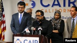 Farhan Khan (tengah), kakak ipar tersangka pelaku penembakan di San Bernardino Syed Farook, menyampaikan pernyataan belasungkawa bagi para korban di kantor Council on American-Islamic Relations (CAIR) di Anaheim, California (2/12).