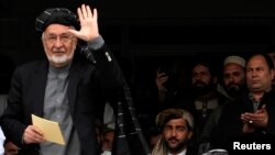 Prezidentlikka nomzod Zalmay Rasul Qandahorda saylovchilar bilan uchrashmoqda, 15-mart, 2014-yil.