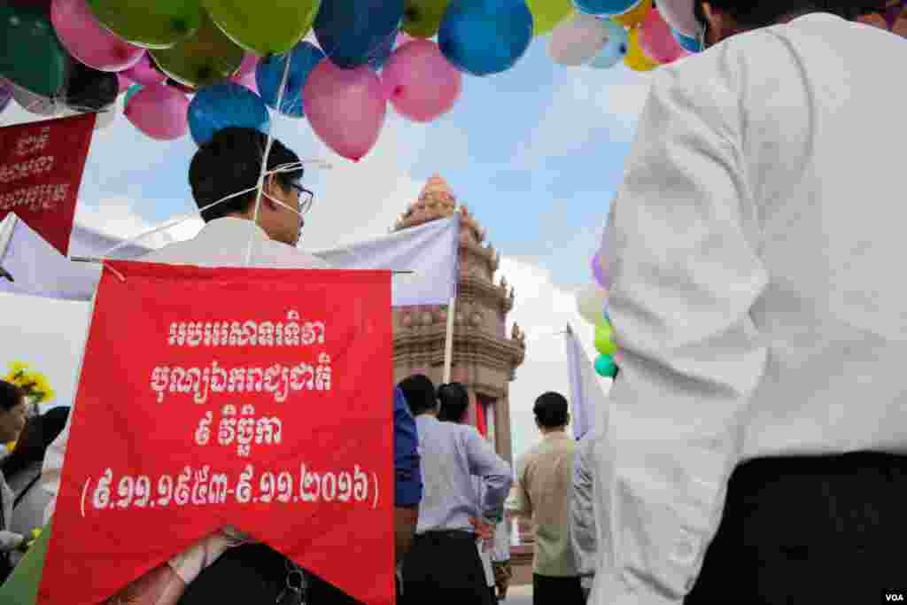 ប្រជាពលរដ្ឋកម្ពុជាកាន់ប៉ោងប៉ោងក្នុងឱកាសប្រារព្ធខួបលើកទី៦៣ឆ្នាំនៃទិវាបុណ្យឯករាជ្យជាតិ នៅថ្ងៃពុធ ទី៩ ខែវិច្ឆិកា ឆ្នាំ២០១៦ នារាជធានីភ្នំពេញ។