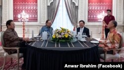 မြန်မာ့အရေးဆွေးနွေးခဲ့ကြတဲ့ မလေးရှားဝန်ကြီးချုပ် Anwar Ibrahim (အလယ်-ဝဲ) နဲ့ ထိုင်းဝန်ကြီးချုပ်ဟောင်း Thaksin Sinawatra (အလယ်-ယာ) (ဖေဖော်ဝါရီ ၂၊ ၂၀၂၅)