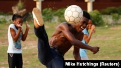 Les jeunes s'entraînent dans un parc à Libreville, au Gabon, le 2 février 2017. 