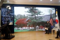 17일 서울을 방문한 토니 블링컨 미국 국무장관이 주한미국대사관 직원들과 화상회의를 했다.