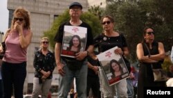 خانواده‌های گروگان‌های اسرائیلی، در یک مراسم ویژه شبات در هرتزیلیا، اسرائیل - شنبه ۲۷ اکتبر ۲۰۲۳ (۶ آبان ۱۴۰۲)