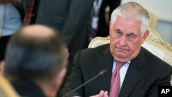 Menlu AS Rex Tillerson dan Menlu Rusia Sergey Lavrov (membelakangi kamera) saat melakukan pertemuan di Moskow, April 12, 2017. 