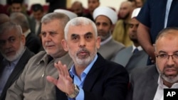 FILE - Yahya Sinwar, kepala Hamas di Gaza, menyapa para pendukungnya setibanya di sebuah pertemuan di aula di sisi laut Kota Gaza, 30 April 2022.